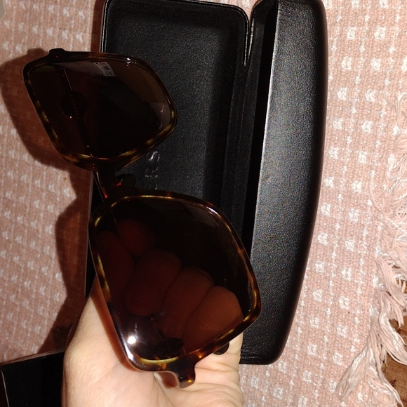 Versace - Picture 3 of 4